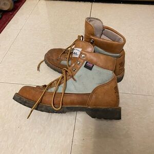 SOLD Danner mountain light limited edition boots size 7
